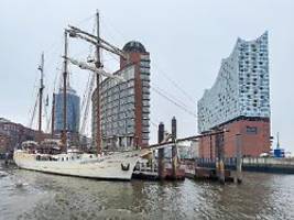 Feuer nahe Elbphilharmonie: Traditionssegler brennt im Hamburger Hafen